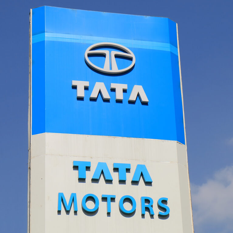 TATA.CARS : quand une marque grand public vient compléter le nom corporate